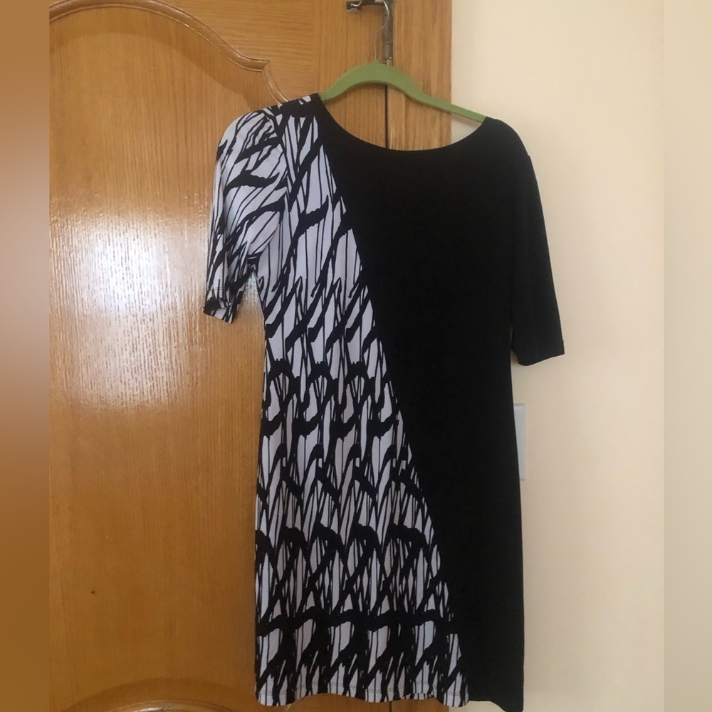 Beautiful black and white dress size 6 in excellent condition.